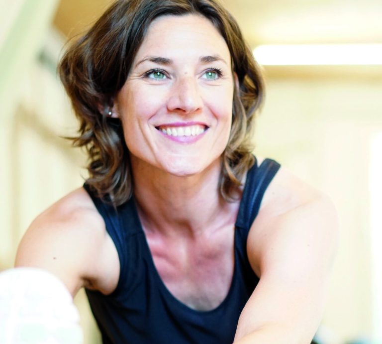 Die Trainerin Andrea Hasselhoff im Portrait, mit einem sympathischen Lächeln und im Sportoutfit